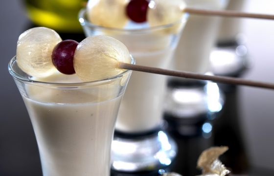 香醇甜点：杏仁，奶油配橄榄油精华杯