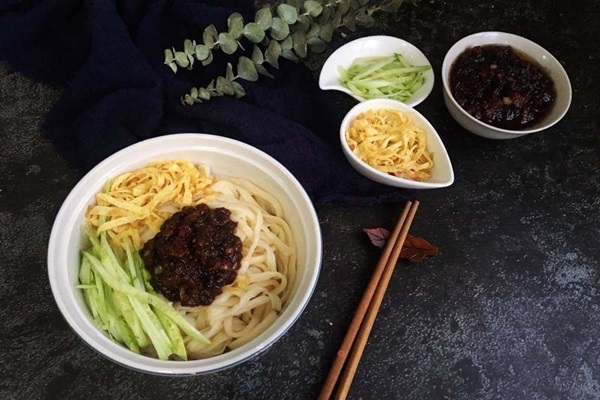 Fideos fritos con salsa de frijoles negros